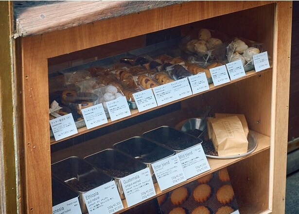 店外のショーケースが行き交う人の目をひく。各メニューはテイクアウト可能