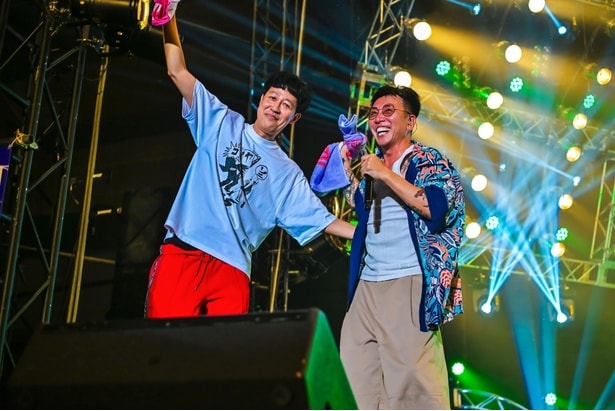 音楽に合わせてタオルを回す小籔さんとPESさん