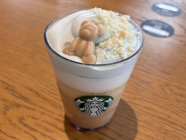 【写真】お布団に寝ているみたい!?もこもこの上にピケベアチョコレートがのっている