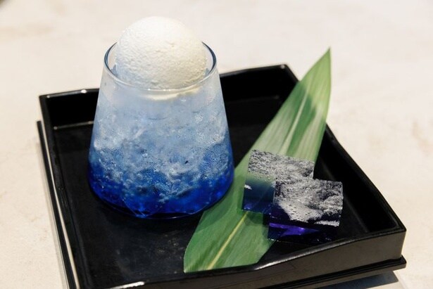 「CREATIVE MUSEUM TOKYO CAFE」では、北斎の魅力を詰め込んだテーマカフェ「北斎食堂」を展開。こちらは「冨嶽クリームソーダ」(1190円)