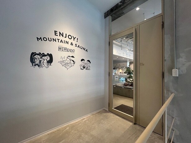 サウナ受付のフロントの後ろがキッチンになっている