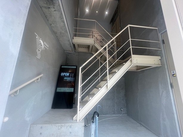 建物の2階に「TAKAO 36 SAUNA」がある