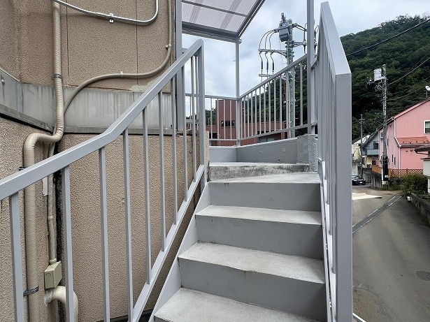 外階段を上って3階の「山 yama」へ向かう