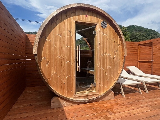 空と緑の自然を感じながら、こんな駅近でバレルサウナに入れるとは！