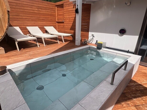 屋外「空のテラス」の水風呂