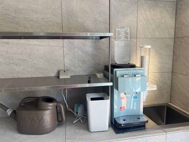 設置されているペンで印をつけた紙コップを使って水分補給