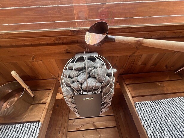 蒸気が上がるとサウナ室内の体感温度がじっくり上がる