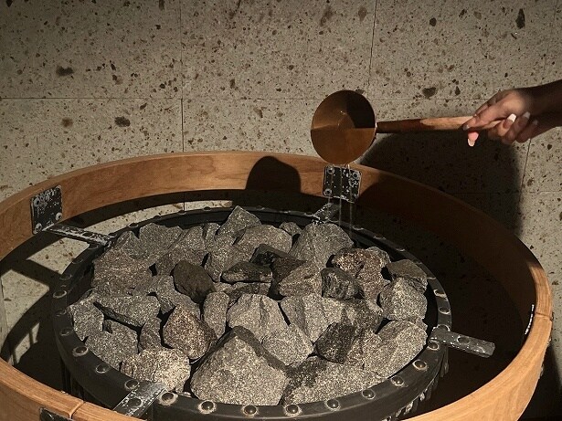 暗めのサウナ室にロウリュの音が響く