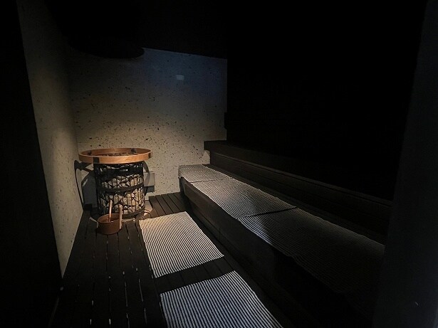 「anaguma」は照明を落としていて、ゆっくり過ごせる