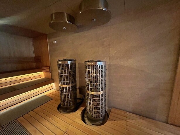 サウナストーブが2台並び、10分おきにオートロウリュがある