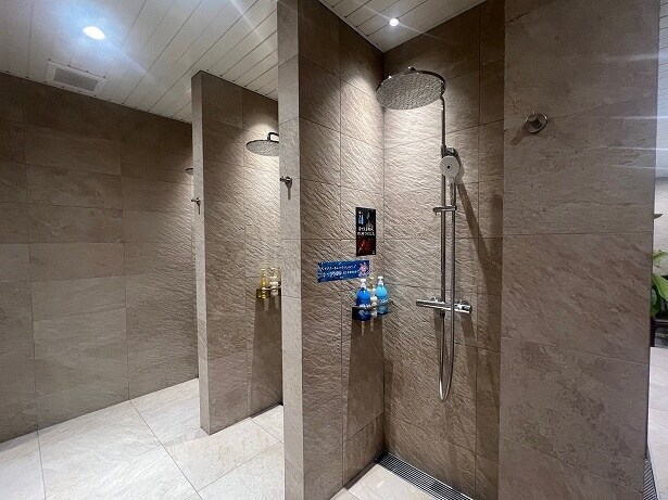 シャワーブースで体や髪を洗ってからサウナ室へ