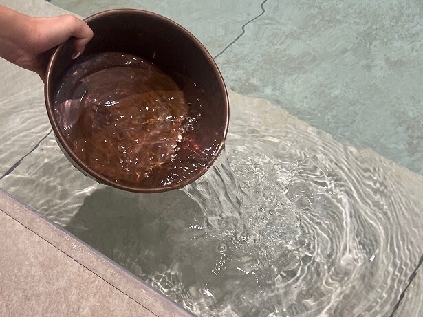 水風呂に入れない人は、洗面器で手足にかけるだけでも