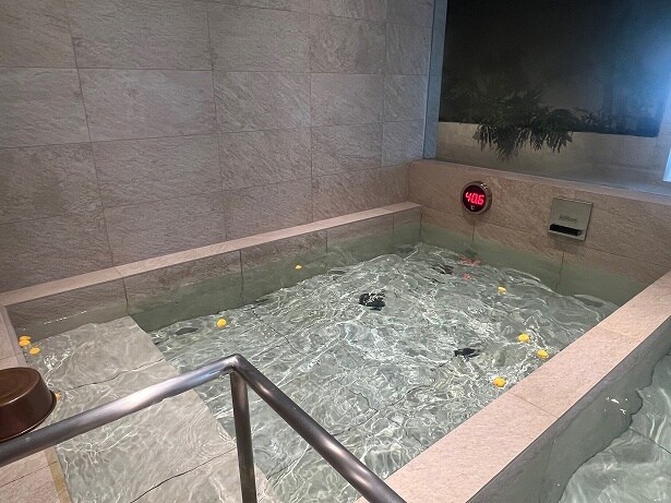 「涼」の隣には温かいお風呂もある