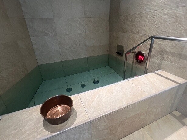 水深90センチの水風呂「冷」