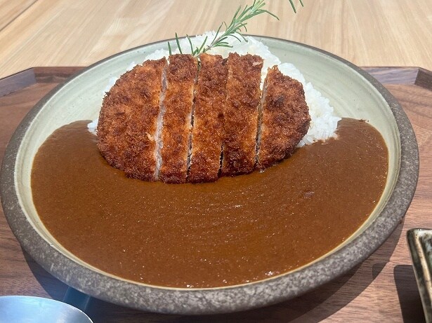 大きなカツがのった「こだわりの欧風カツカレー」