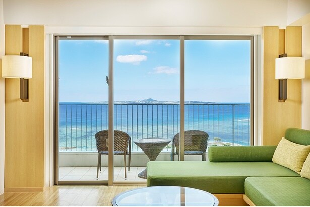 正面には伊江島が。サンセットタイムは絶景が堪能できる