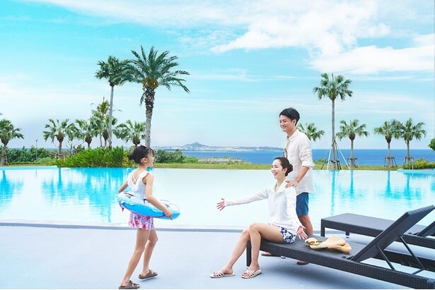 ゲスト専用のアウトドアプールとインドアプールでゆったり家族だけの時間を過ごそう