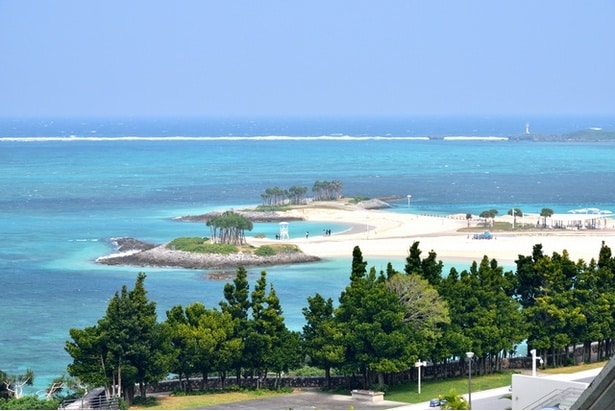 国営沖縄記念公園エメラルドビーチもすぐ目の前。水着を着たまま歩いて行ける距離だ