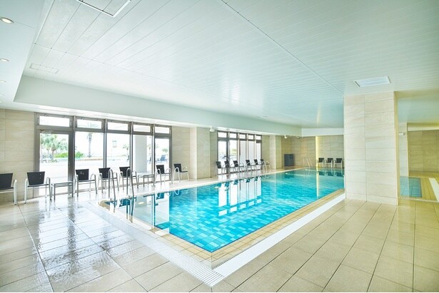 「インドアプール」は1年中利用できるので水着を忘れずに！