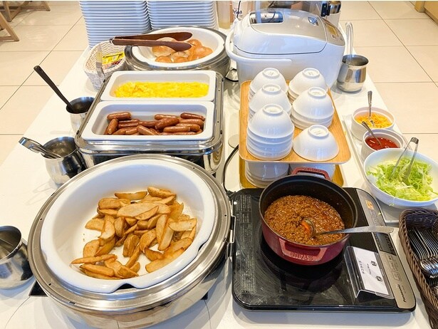 キッズコーナーは子どもが自分で料理を取れるように工夫されている