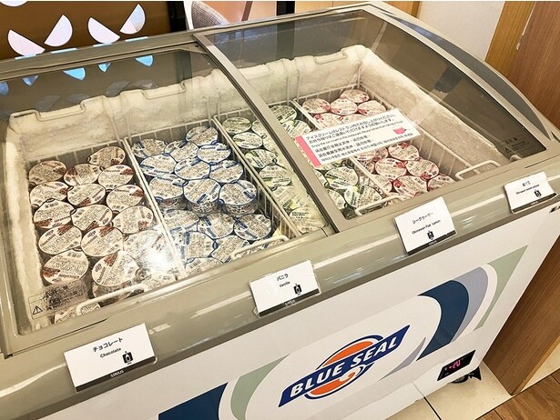 子どもだけでなく、大人もうれしいブルーシールアイスクリームは、チョコレート、バニラ、シークワーサー、紅イモの4つの味