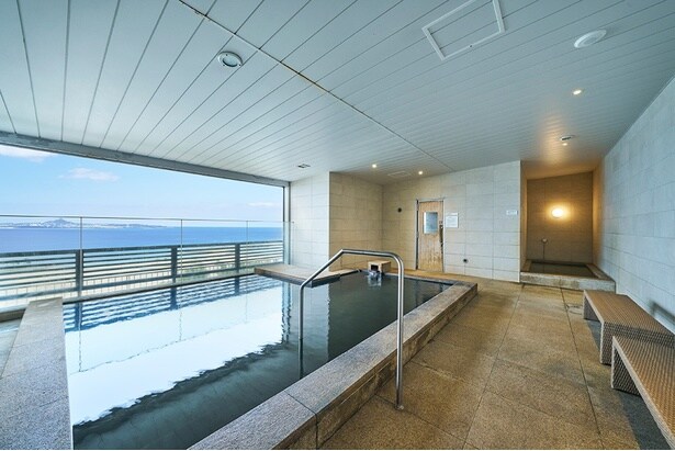 内湯と半露天風呂、日替わりでドライサウナとミストサウナが利用できる