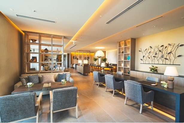 約90席ほどのラウンジは「クラブウイング」のゲスト専用。ゆったりとくつろげる