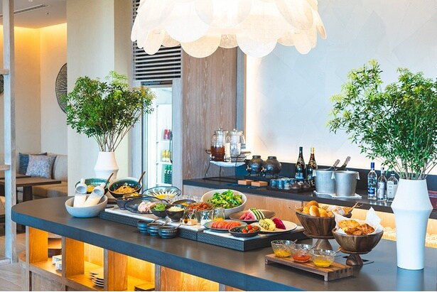 朝はコンチネンタルブレックファースト、日中はスイーツ、夜は沖縄ならではのおつまみを用意。フリードリンクとともに楽しめる