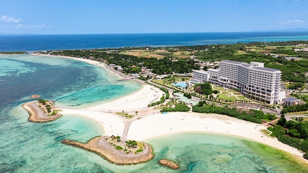 「オリオンホテル モトブ リゾート＆スパ」はすべての部屋がオーシャンフロント＆バルコニー付き。目の前にはエメラルドビーチが広がる