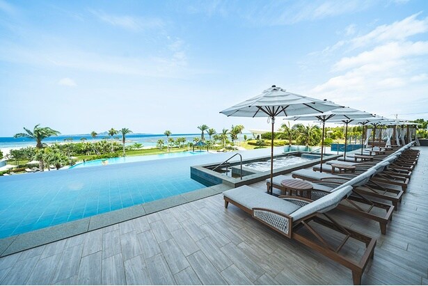 インフィニティプールも「クラブウイング」のゲスト専用。プールサイドでのんびりくつろぎたい