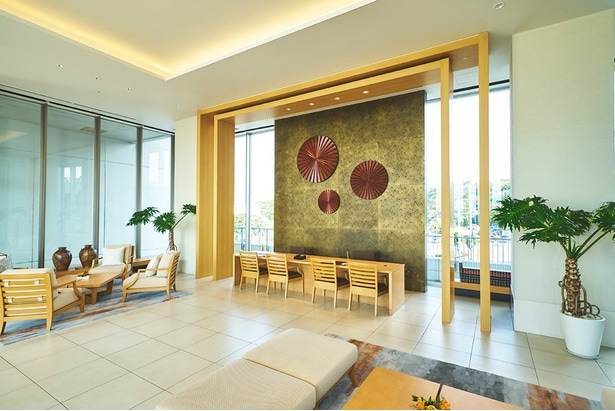 「クラブウイング」のゲスト専用レセプションラウンジでゆったりチェックイン