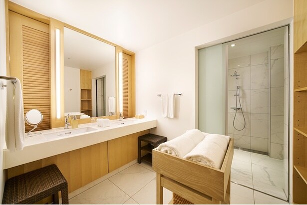 広々としたバスルーム。バスアメニティは「Jurlique(ジュリーク)」