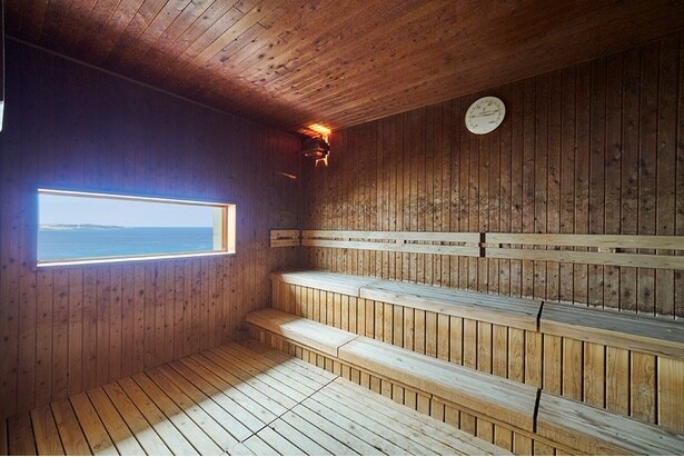 ドライサウナのサウナ室内から海を眺める