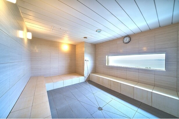 スチームサウナにも同様に、窓から海を眺めることができる