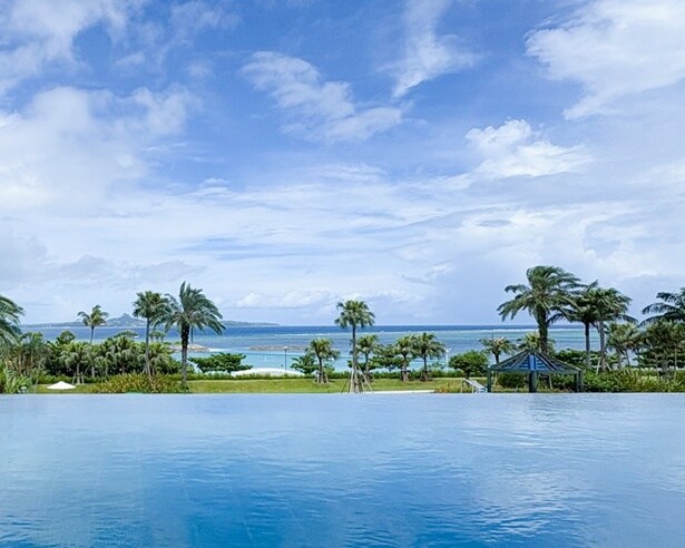 【大人の沖縄】日常を脱ぎ捨て、美ら海と亜熱帯の森に癒やされる。「オリオンホテル モトブ リゾート＆スパ」で過ごす、ワンランク上の特別な休日