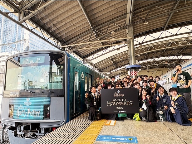 新学年のスタート日である9月1日に、「ホグワーツ魔法魔術学校」の生徒たちがホグワーツ特急に乗って魔法学校へ戻ってくる