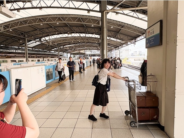 ホームには「9と3/4番線」へと通り抜ける際に使われた荷物カートが登場！カートを押して、ホグワーツへ出発