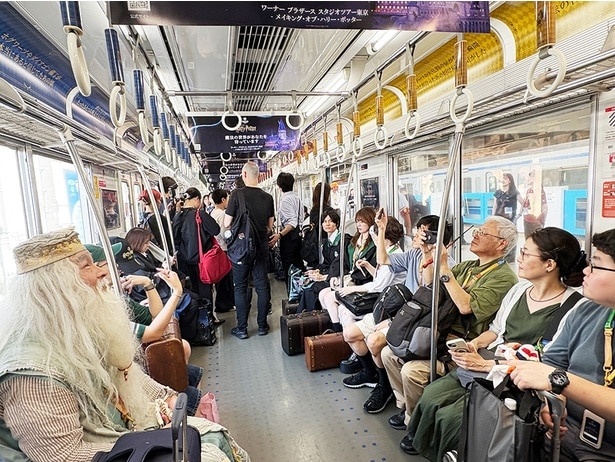 「スタジオツアー東京エクスプレス」に乗って豊島園駅まで向かうファンのみなさん