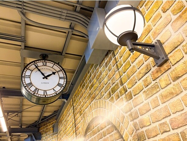 西武鉄道池袋駅ホームの反時計回りに回転する時計