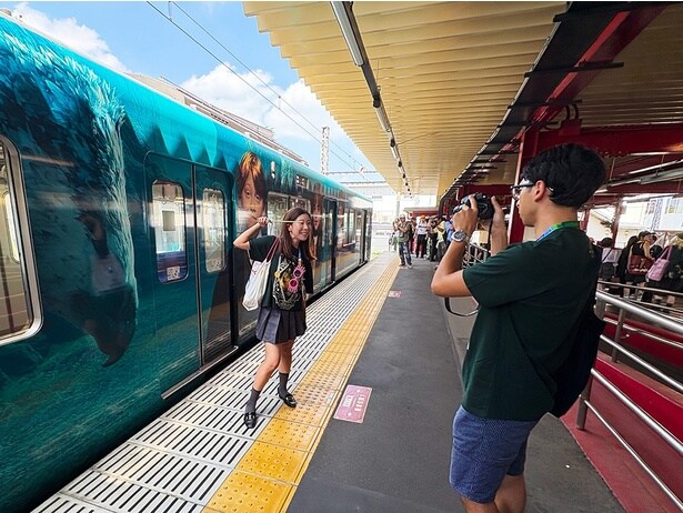 豊島園駅のホームで記念撮影を楽しむファンのみなさん