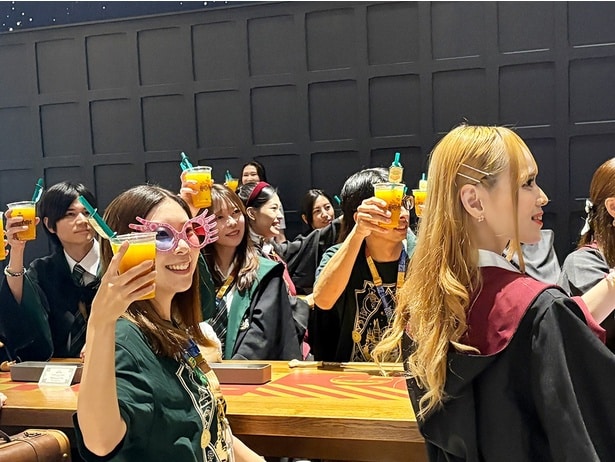 大広間さながらのフードホールで新学年を祝う