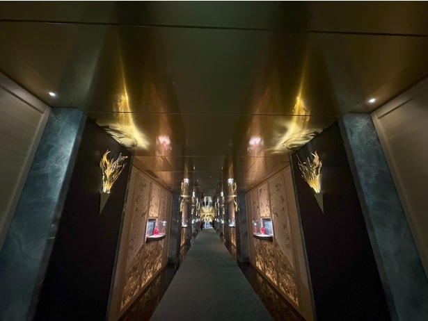 まるでギャラリーのような、アーティスティックな通路