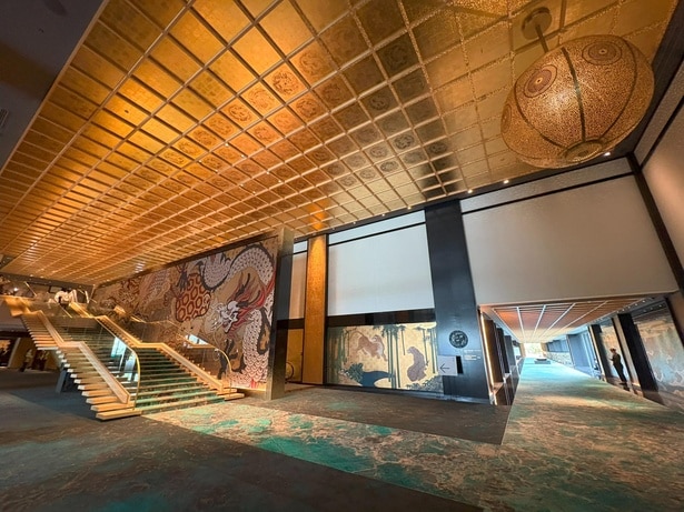 迫力あるアートが随所に！日本の伝統美を実感できる豪華絢爛な空間