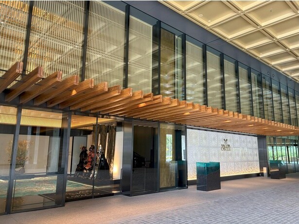 宿泊用エントランスは、堀川側(西側)にある