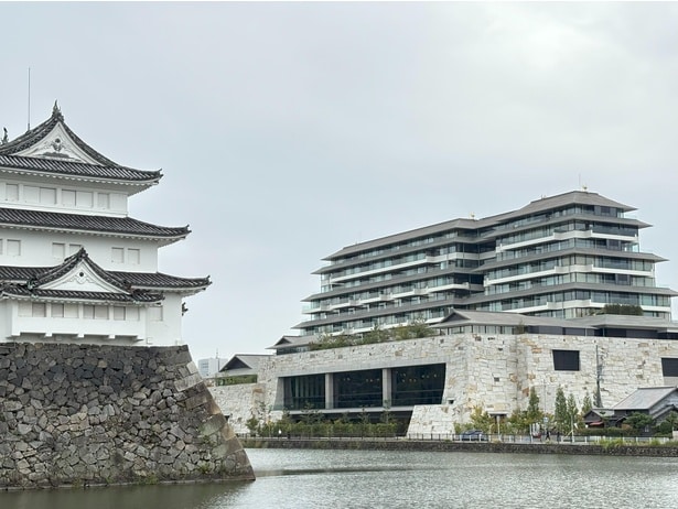 お堀を挟んで名古屋城に隣接