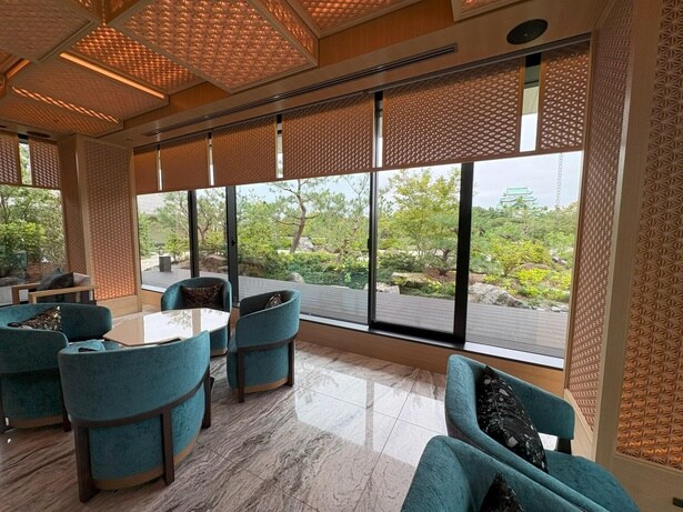 宿泊者用レセプション。組子の装飾が和の雰囲気を漂わせる