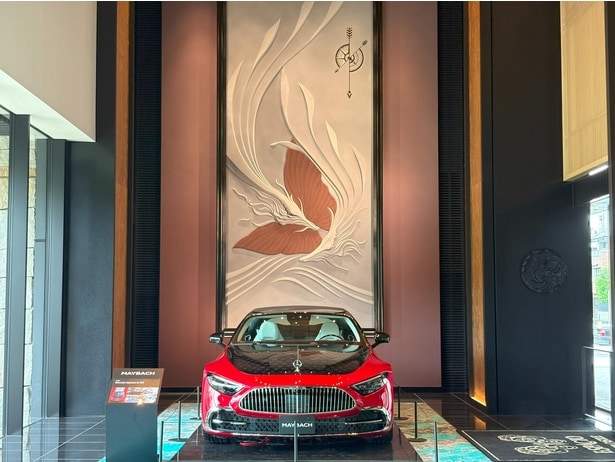 挾土秀平さんによる左官アート。白龍が優美に舞っている