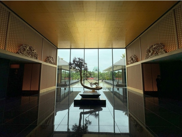 金色に輝く4階ロビー