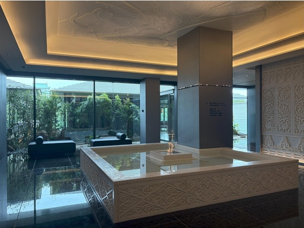 白く輝くレストランロビー