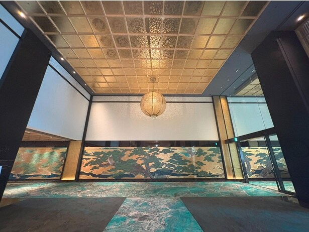 金色に輝く特大のモロッコランプがエキゾチック